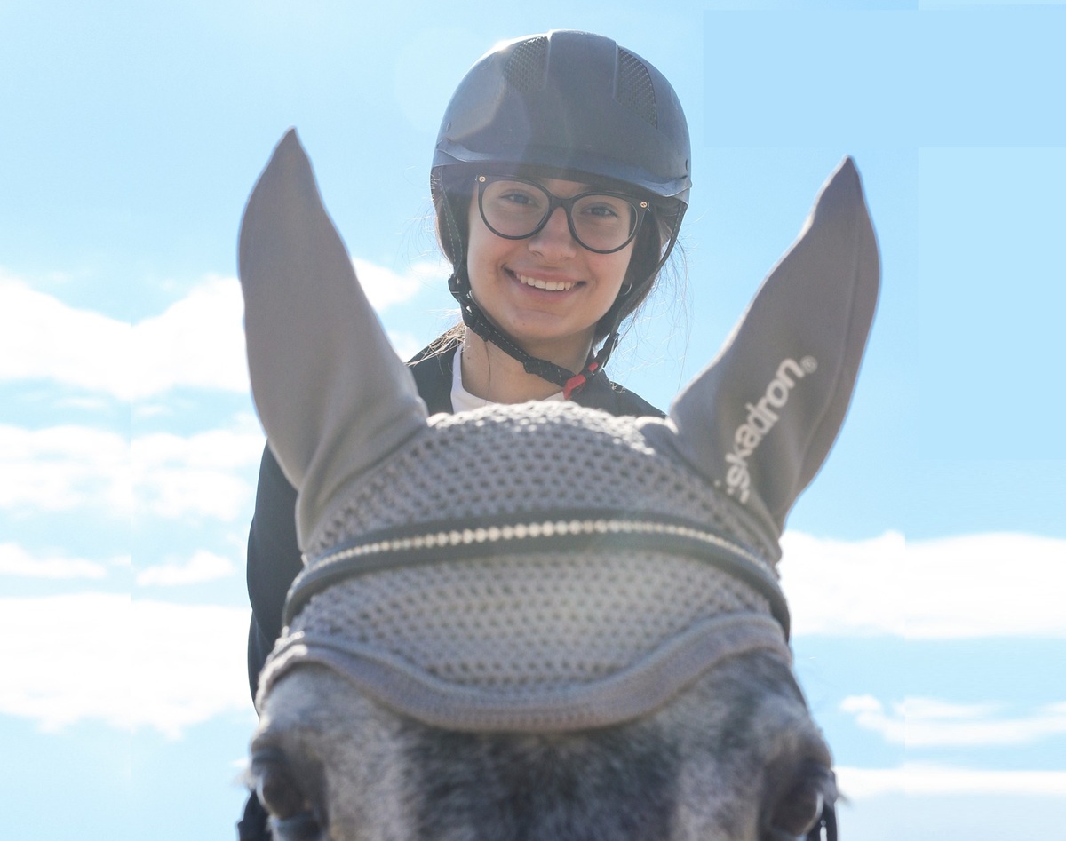 giovane amazzone con occhiali da vista